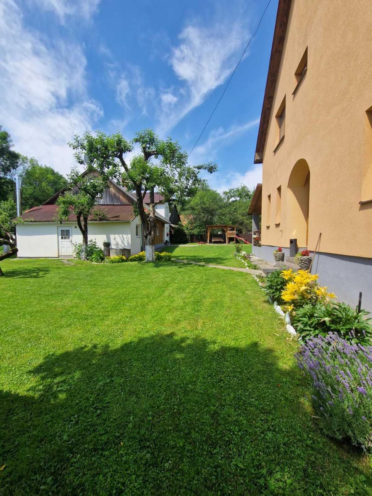 У Дядька Guest House Pilipets Eksteriør bilde